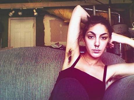 Certate cu epilatul. Blanita la subtiori, pe post de "accesoriu" sexy!