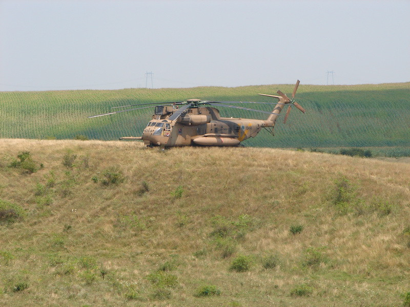 Doua elicoptere israeliene au aterizat de urgenta pe un camp din Arges