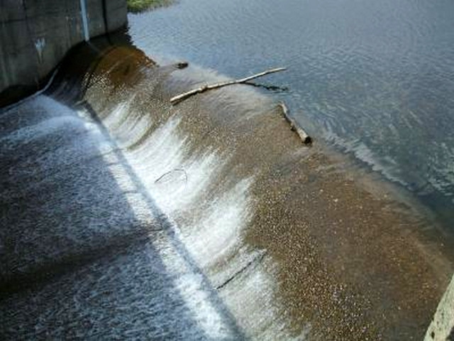 Vacanta fatala. A murit dupa ce masina a fost lovita de o viitura