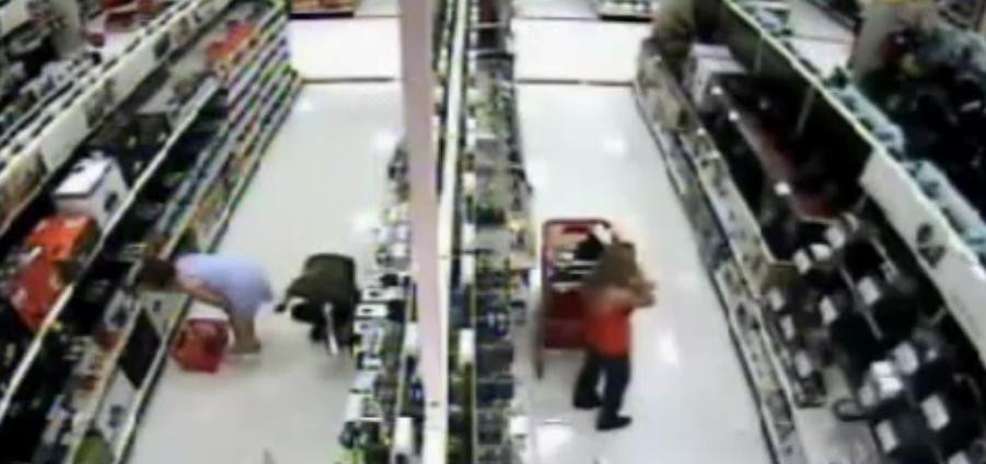 Perversul in actiune! Cum le prinde, cum le... fotografiaza pe sub fustite!