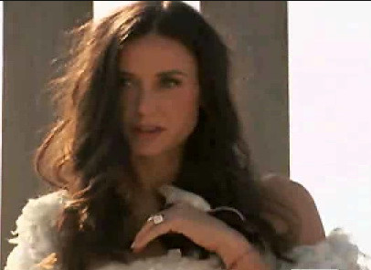 E un soarece in decolteul lui Demi Moore! VIDEO