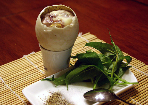 Ce mai consuma romanul? Carne de cangur, crocodil sau embrion de rata