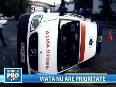 Impact nimicitor! O ambulanta, lovita in plin de un sofer neatent