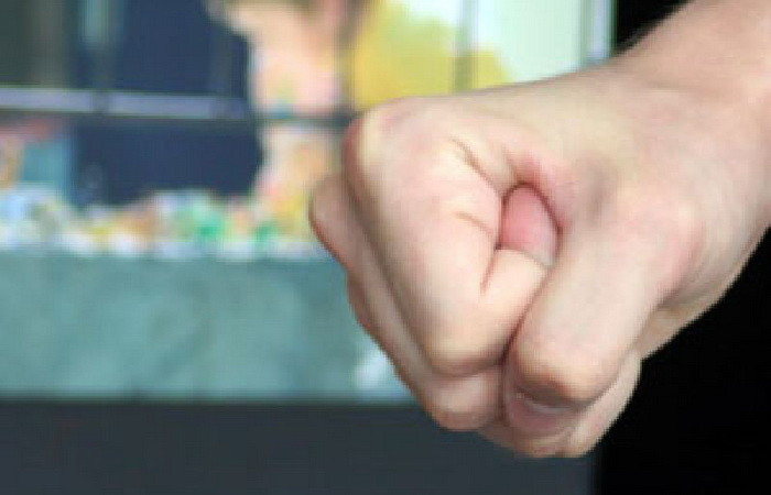 O profesoara a fost batuta cu cruzime de sotia barbatului cu care avea o aventura. Un elev a filmat totul