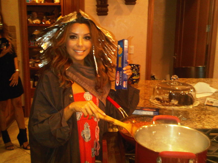 Nevasta disperata! Eva Longoria gateste si se vopseste in acelasi timp