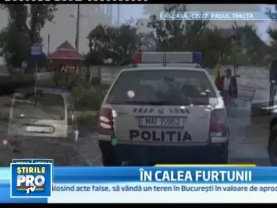 Drum cu obstacole pentru soferi:pomi smulsi din radacina si sosele inundate