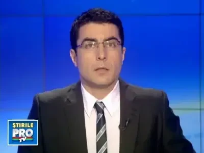 Fatada unui bloc din Galati daramata controlat de pompieri