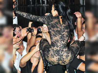 Sexy Inna! Are sau nu ceva pe sub dantele?