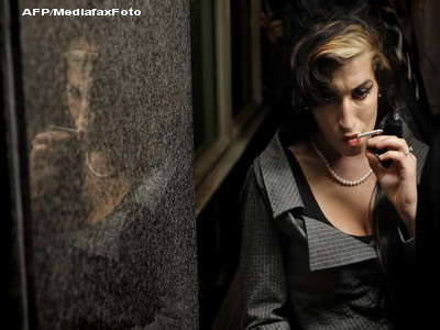 Praf de beata, Amy Winehouse l-a insultat pe regele comunitatii zulu