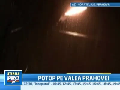 Drumuri blocate si case inundate in Prahova, dupa o ploaie torentiala