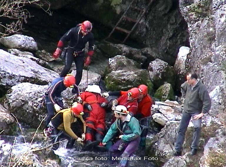 Imprudenta grava. S-a despartit de grup si a luat-o singur pe munti. E dat disparut de 2 zile