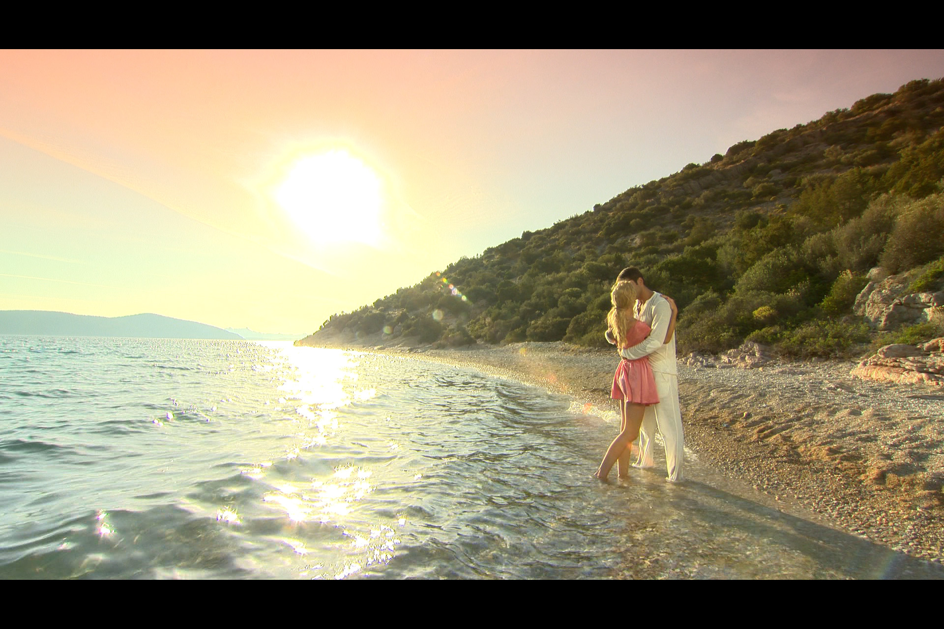 Ia-ti invitatia la marea lansare a telenovelei "Iubire si onoare"