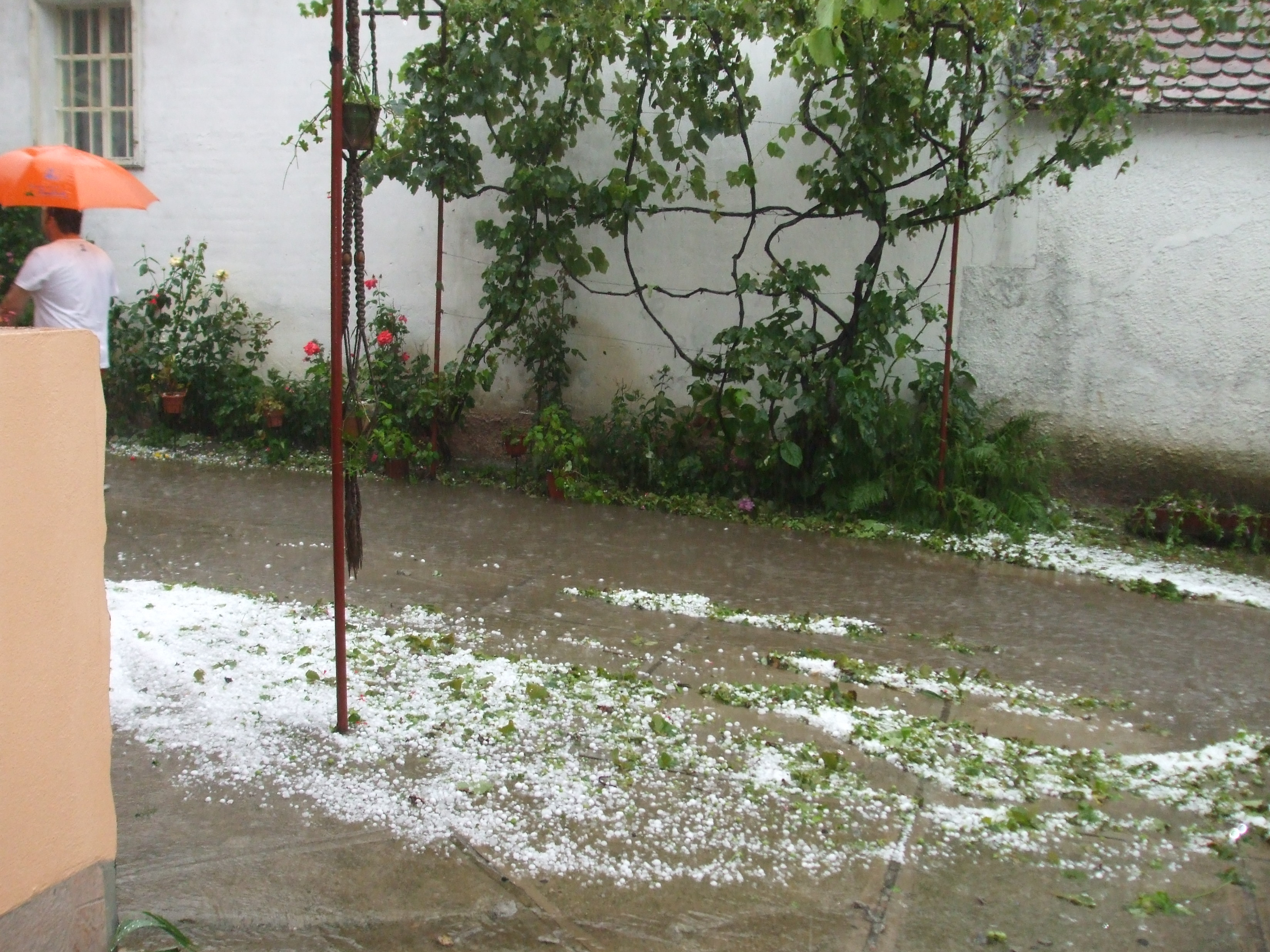 Cod galben de ploi si vijelii in 16 judete. Un oras a fost "inecat" in mai putin de 60 de minute