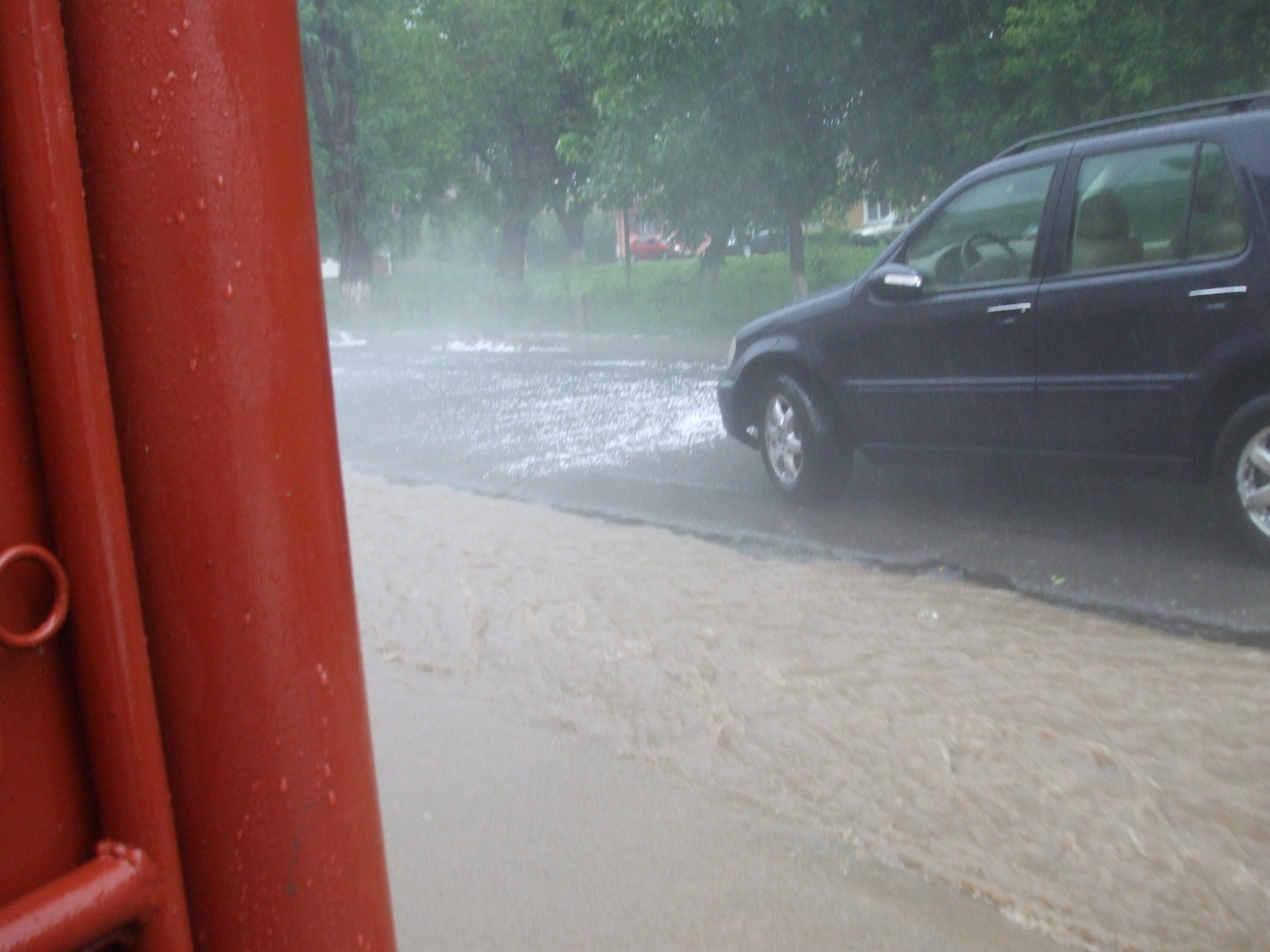 Dovada de curaj. A salvat doua femei dintr-un taxi luat de ape