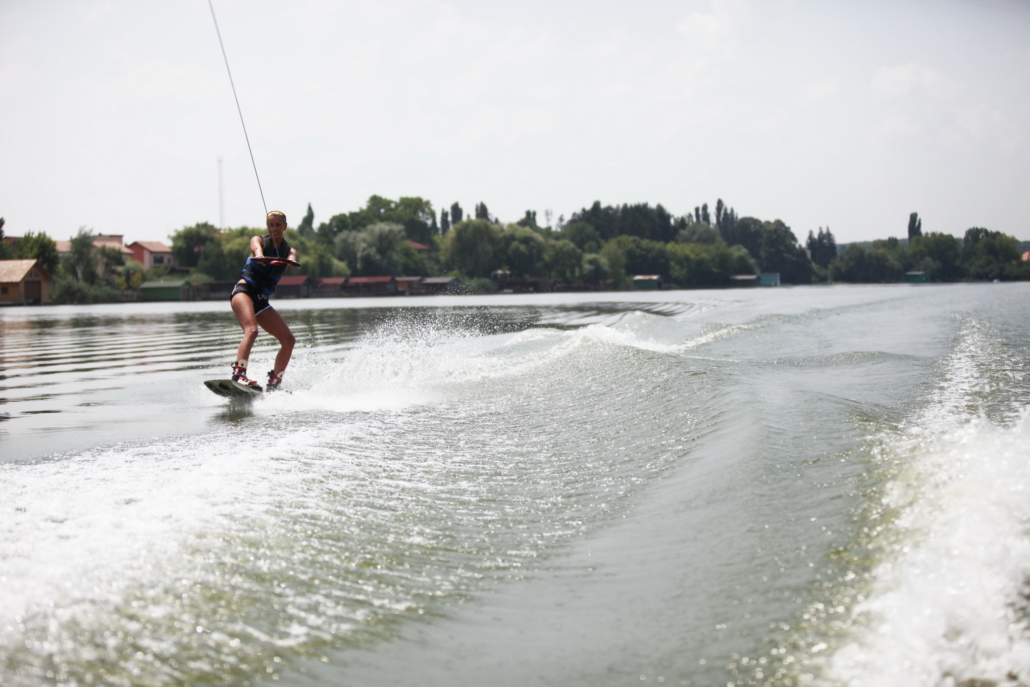 Diana Dumitrescu practica wakeboardingul
