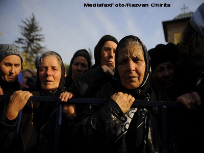 De Izvorul Tamaduirii, baie de credinciosi la bisericile din toata tara