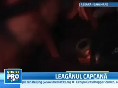 Plimbare in parc cu peripetii: o fetita a ramas blocata in leagan