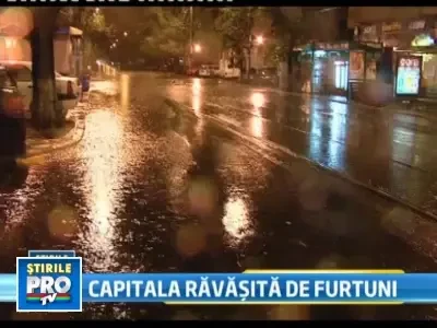 Furtuna in Capitala: copaci rupti, strazi inundate, masini facute zob