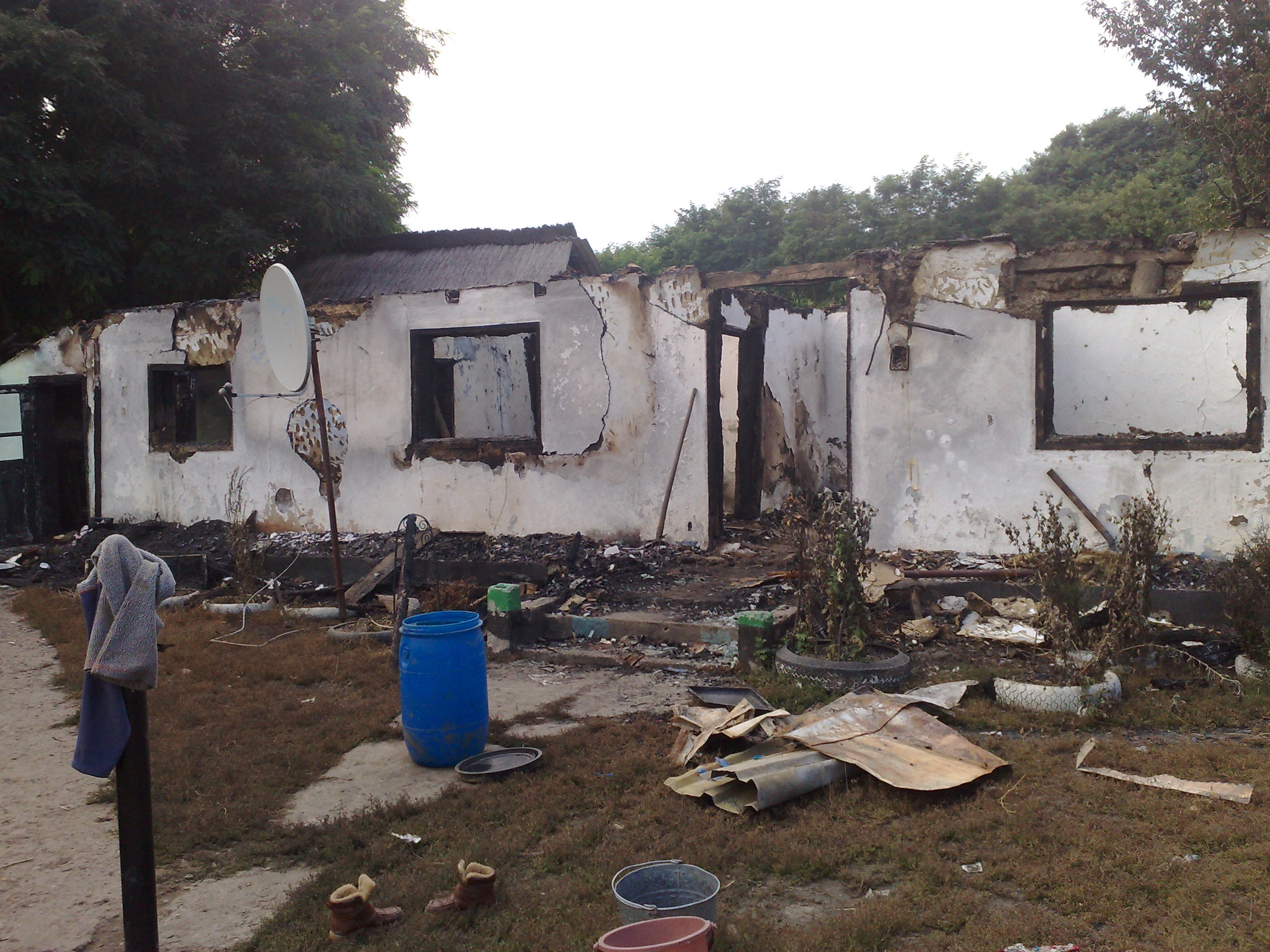 Au ramas pe drumuri dupa ce casa le-a fost lovita de trasnet!