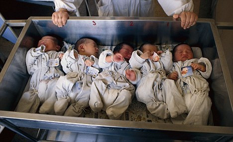 Socant! Bebelusilor din China le cresc sanii din cauza laptelui praf