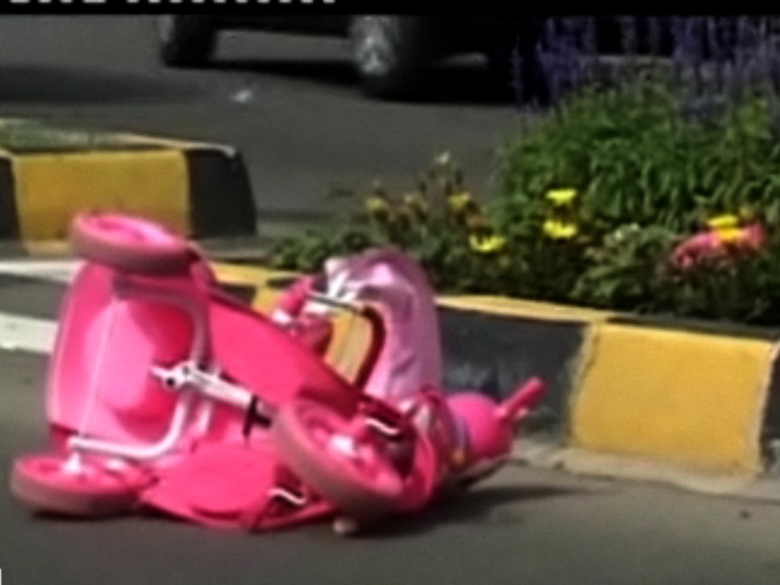 Imagini socante! O fetita de un an, spulberata pe trecerea de pietoni