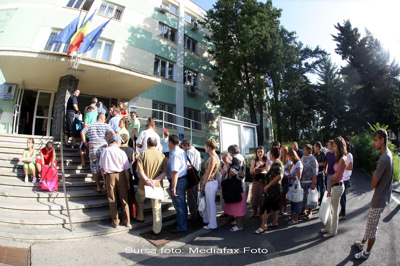 Bugetarii stau la coada sa se inscrie in PDL, sperand sa nu ramana someri