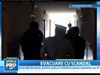 Evacuati din bloc si aruncati in strada, la Mangalia. Tensiunea creste