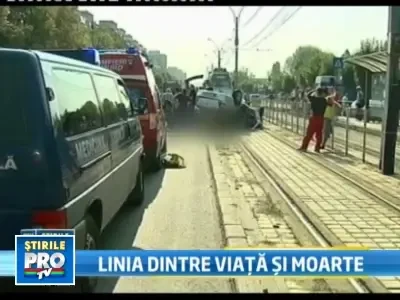 Impact fatal. S-a rasturnat cu masina pe sinele de tramvai