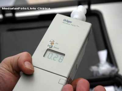 Ca la popice. Beat la volan, un taximetrist a facut praf patru masini si a bagat 2 oameni in spital