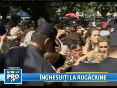 S-au calcat in picioare sa atinga moastele Sfantului Nifon!