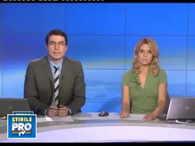 Sofer nebun.A facut slalom printre masini la stop si s-a izbit de o cladire