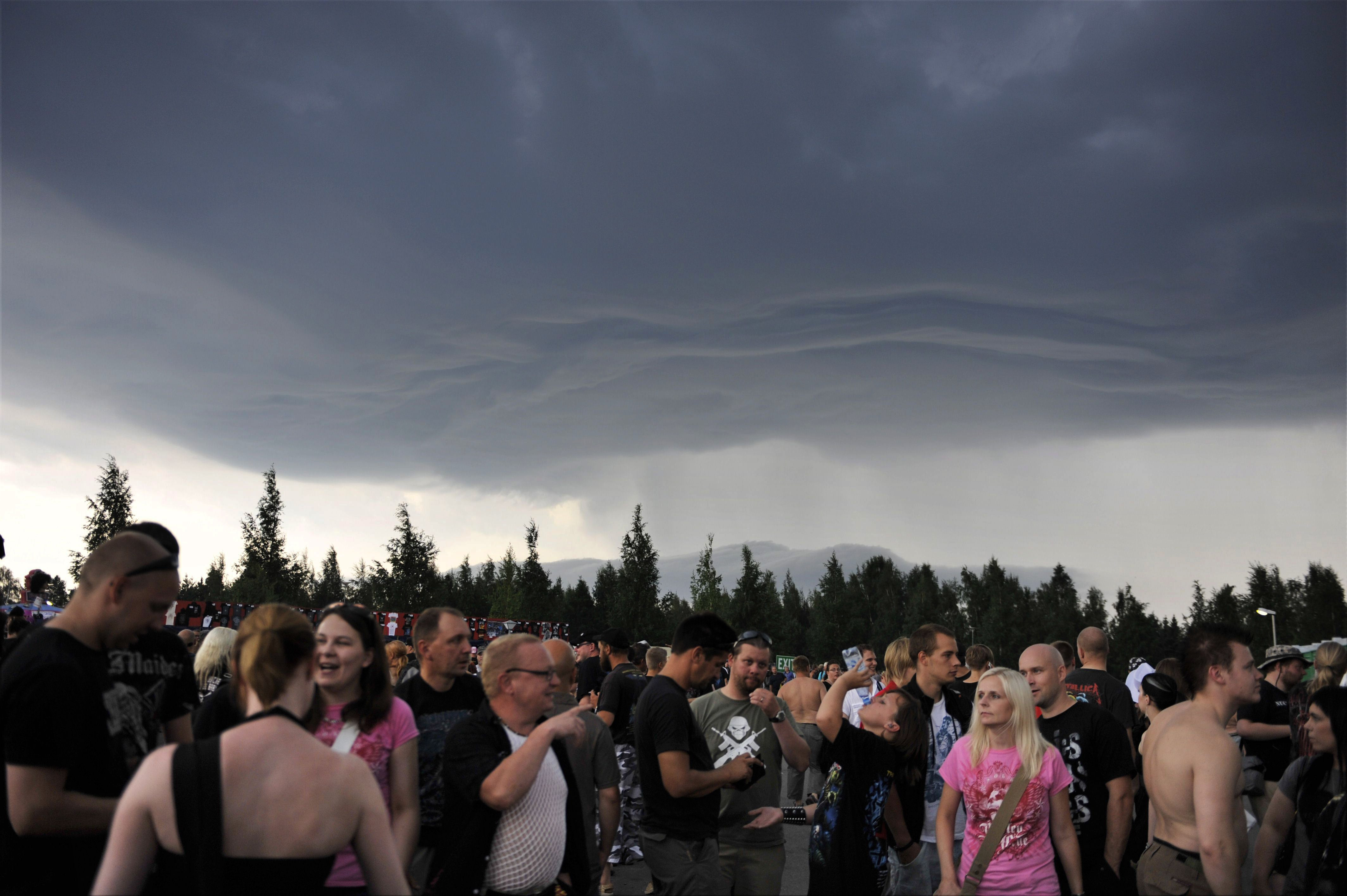 "Tsunami" de nori! Festivalul Sonisphere distrus de o furtuna teribila!