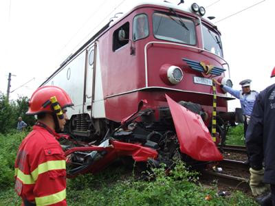 A vrut sa treaca peste calea ferata, dar masina i-a fost lovita de tren!