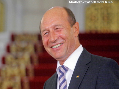 Basescu spre Opozitie: Daca trece motiunea, va chem la guvernare