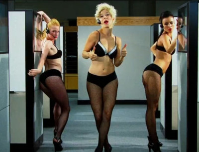 Lady GaGa face haz de necaz si ridica in slavi o parodie la 'Telephone'