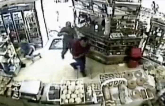 Politist IMPUSCAT IN FATA, de doua ori, in fata in timpul unui jaf! VIDEO