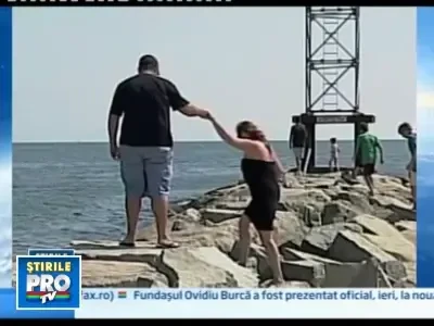 Curat ghinion! A scapat printre stanci inelul de logodna. Costa 9.000 $