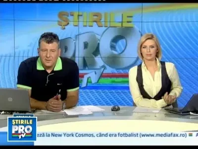 Un surfer a dat ochii cu un rechin, in timp se distra cu placa pe valuri