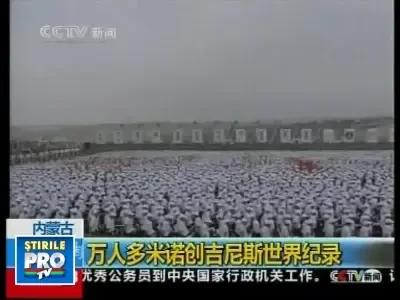 10.267 de chinezi au stabil un nou record la cel mai mare domino uman