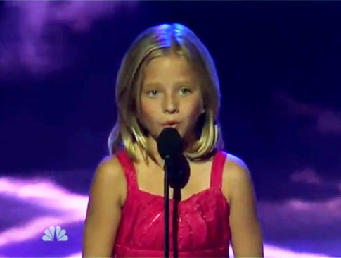 Jackie, fetita cu voce de soprana. Ascult-o cum canta