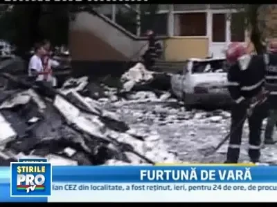 O furtuna crunta a maturat Oradea. Strazi inundate, copaci peste masini
