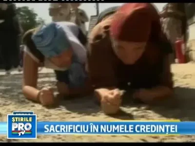 40.000 de credinciosi s-au tarat in genunchi si pe coate la 38 de grade