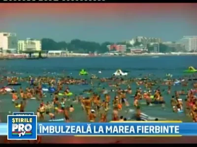 200.000 de turisti pe litoral. Apa marii are 33 de grade, nisipul 42!