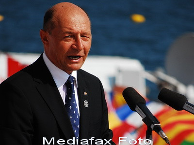 Traian Basescu a decorat Santierul Naval din Constanta cu Ordinul "Meritul Industrial si Comercial"