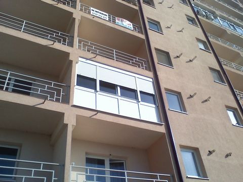 Noroc chior pentru o tanara care a cazut de la etajul patru al unui bloc si a scapat cu viata