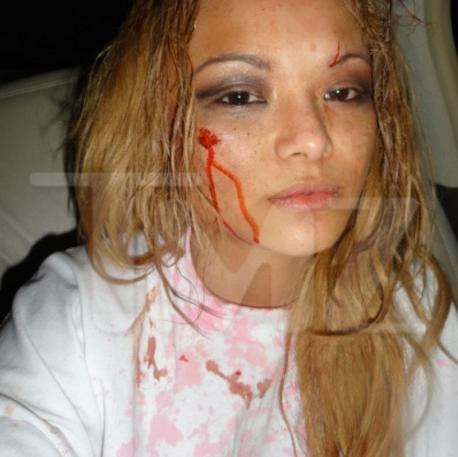 Tila Tequila, invinetita de fani! Au si urinat pe ea... Video