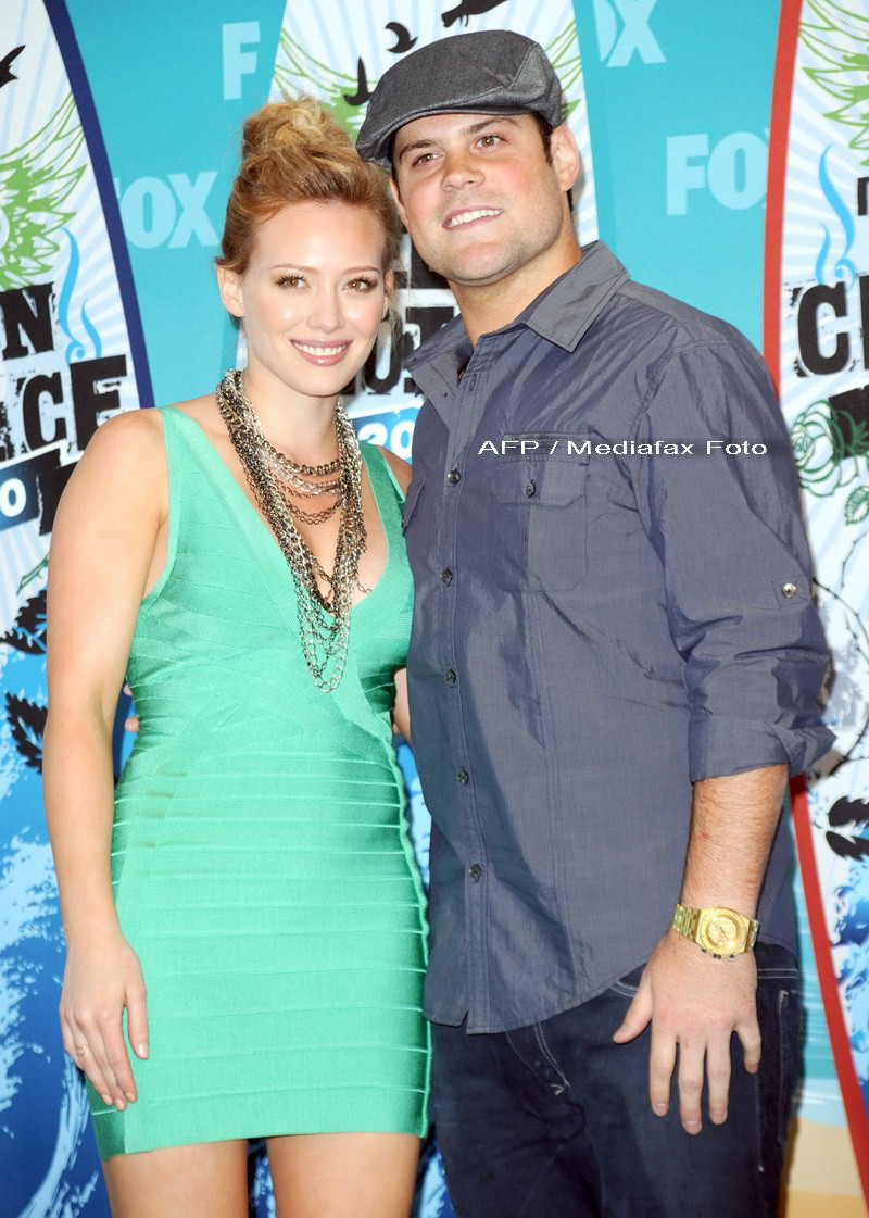 Hilary Duff s-a casatorit cu jucatorul de hockey Mike Comrie