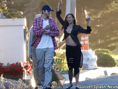 Petrecareata Demi Moore! A dansat pe strada cu berea in mana