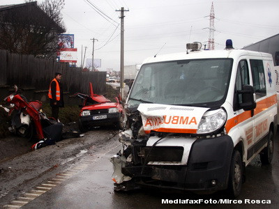 Ambulanta implicata intr-un accident, la Pitesti. Nu avea semnalele pornite