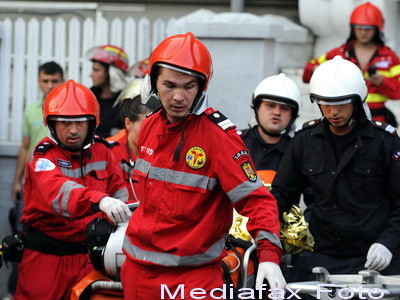 Interventie neobisnuita pentru pompieri. Au dus la spital o femeie de 200 de kilograme